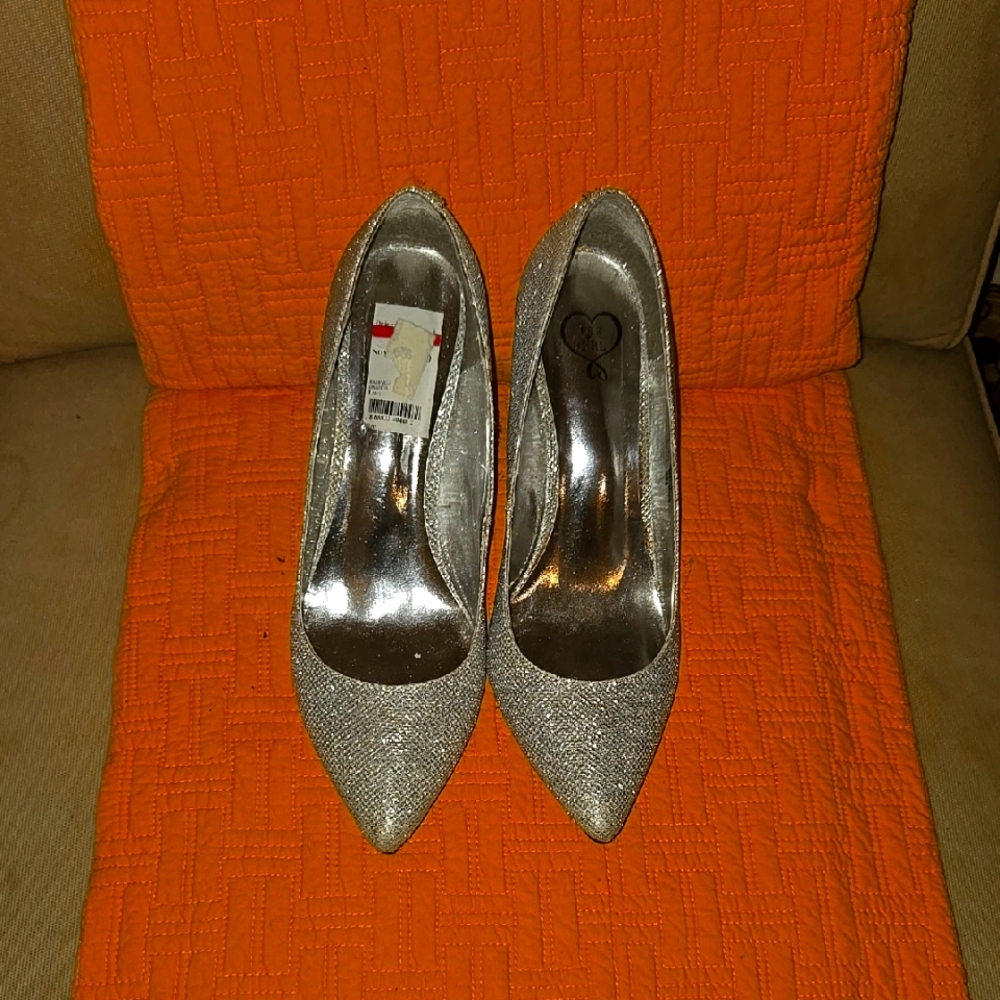 Glamorous Silver Pointed-Toe Heels